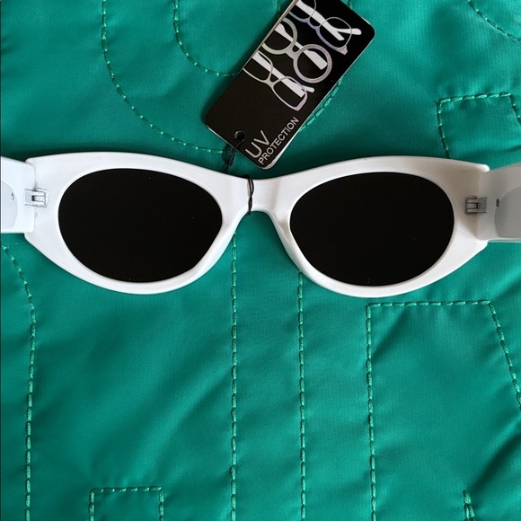 Brand New Shiny White Round Cat Eye Retro Sunglasses Gold Tone Flower Accent main image 4